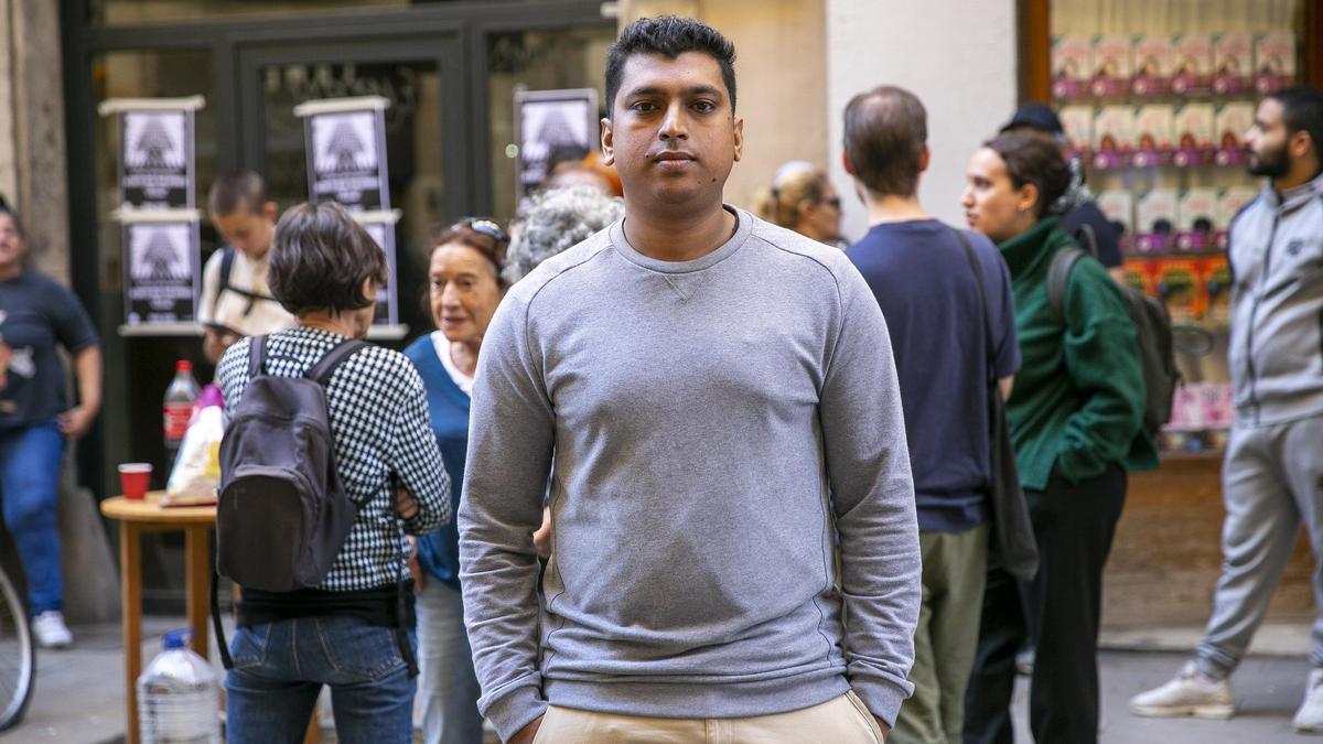 Mohamed Emran Ali Begum, vecino del Raval, durante la protesta para frenar su desahucio en Barcelona.