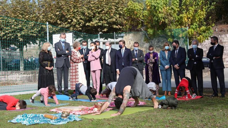 Clase de gimnasia en el  CRA Mestra Clara Torres de Tui, premiado como mejor escuela de España. Visita Reyes Felipe y Letizia. 28 octubre 2021. Anxo Gutiérrez