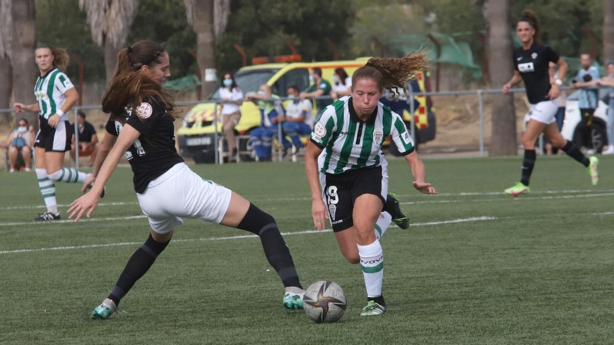 Una jugada del Córdoba Femenino esta temporada, en la Liga Reto Iberdrola.