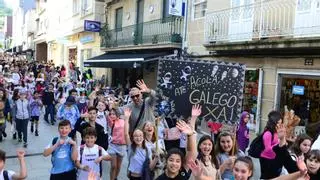 O galego rexuvenece polas rúas de Bueu