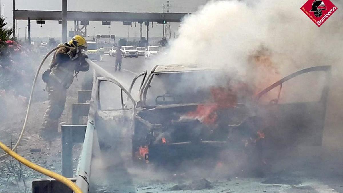 Los bomberos sofocan un incendio de un vehículo en la AP-7