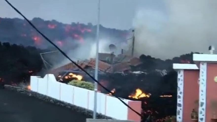 La nueva colada del volcán de La Palma afecta a nuevas viviendas y amenaza un polígono industrial en El Paso