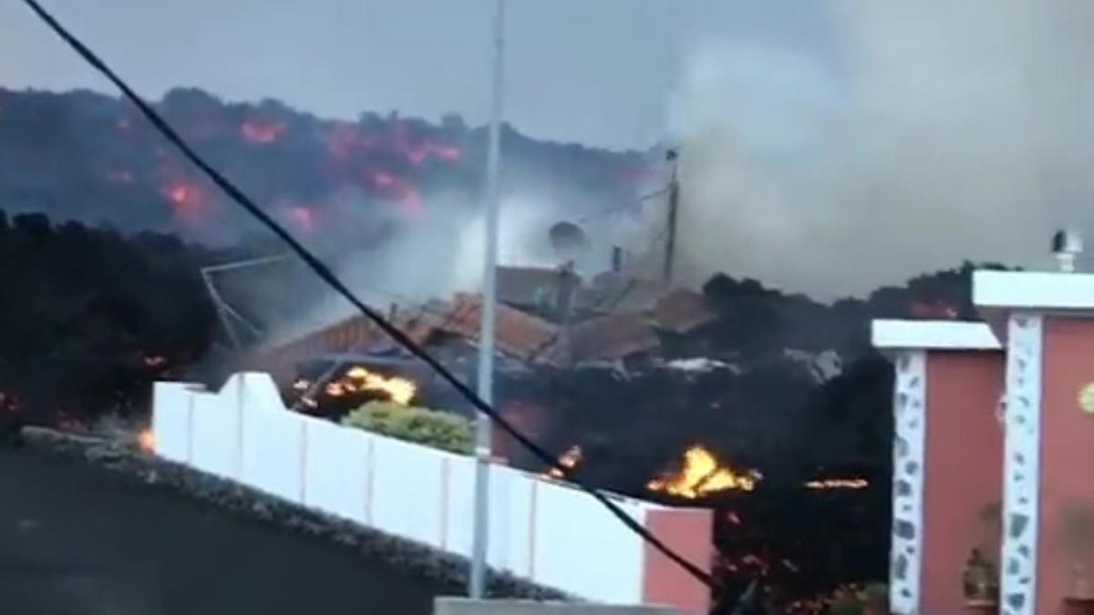 La nueva colada del volcán de La Palma continúa generando destrucción a su paso