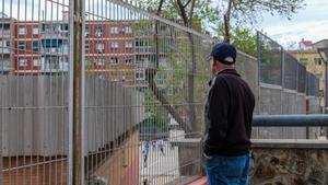 Fernando Novella, observa desde la calle una cubierta de amianto en la escuela Antoni Botey, de titularidad municipal.