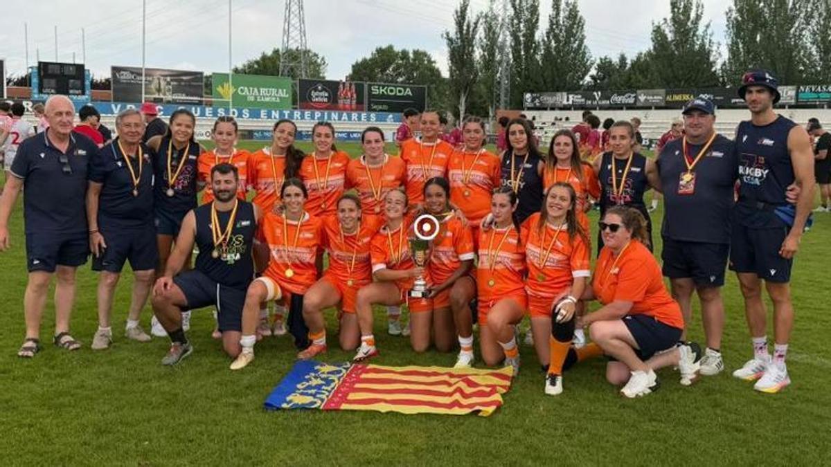 Abajo a la derecha, Mía López junto a su madre y delegada de la Selecció, Mariana Marazzi.