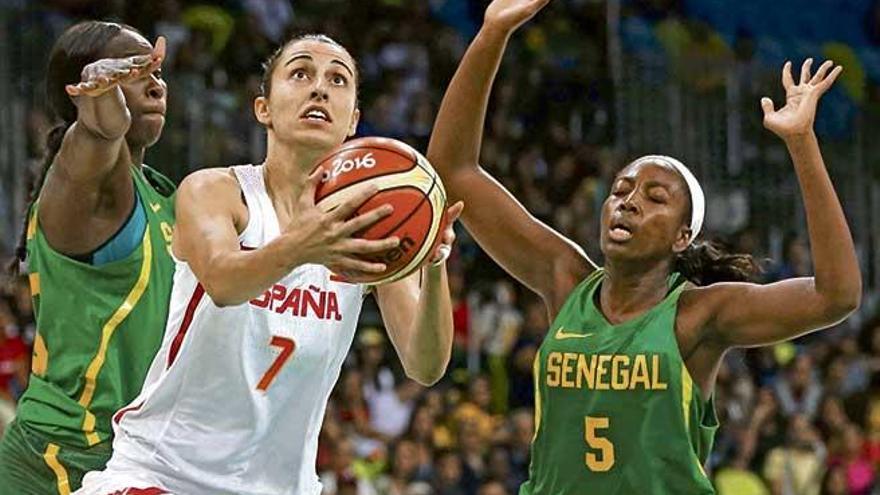 Alba Torrens en un partido con la selección española.