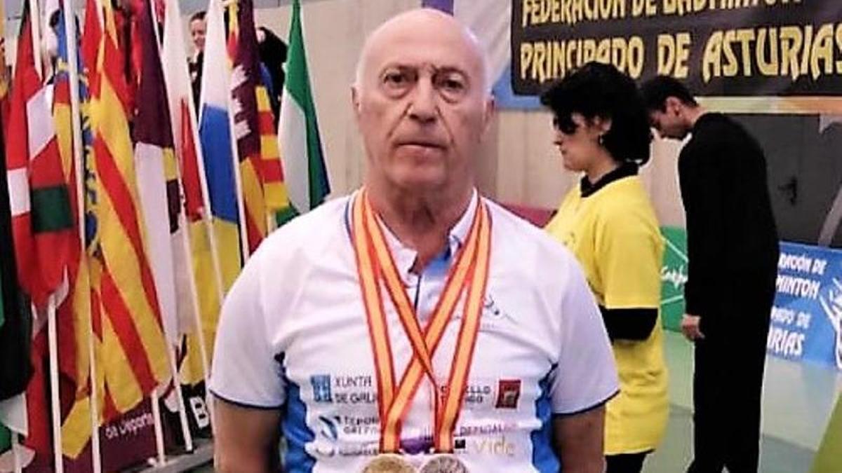 Ramón Quiroga, con sus nuevas medallas.