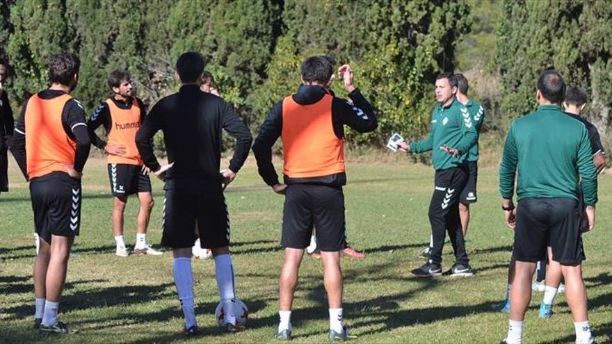 Escobar debuta al mando del Castellón con un ‘peregrinaje’