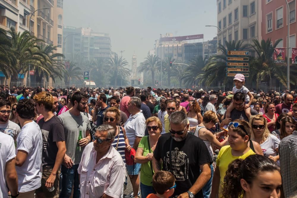 Las mascletàs previas a hogueras arrancan con mucho público y sin incidentes