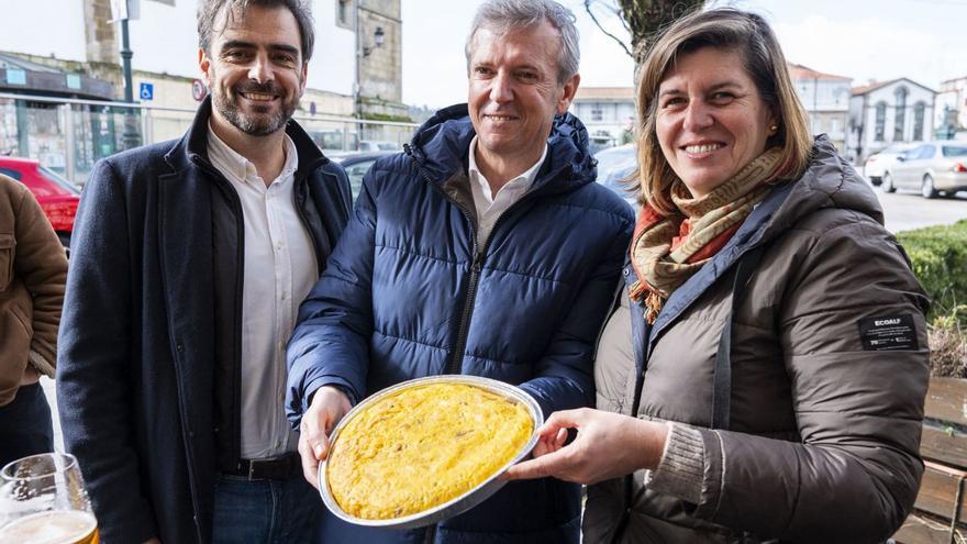 Rueda, acompañado por Diego Calvo y Cecilia Vázquez, ayer en Betanzos |   // L. O.