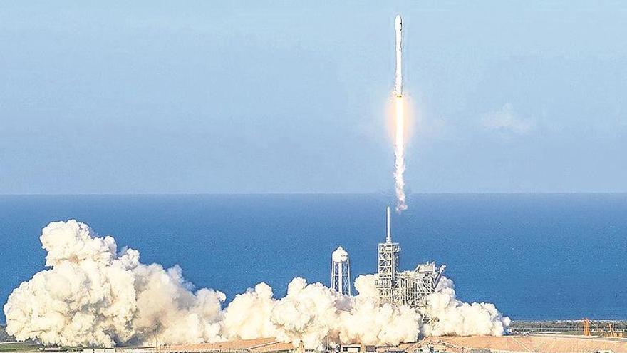 sPACEX LANZA CON ÉXITO EL PRIMER COHETE RECICLADO