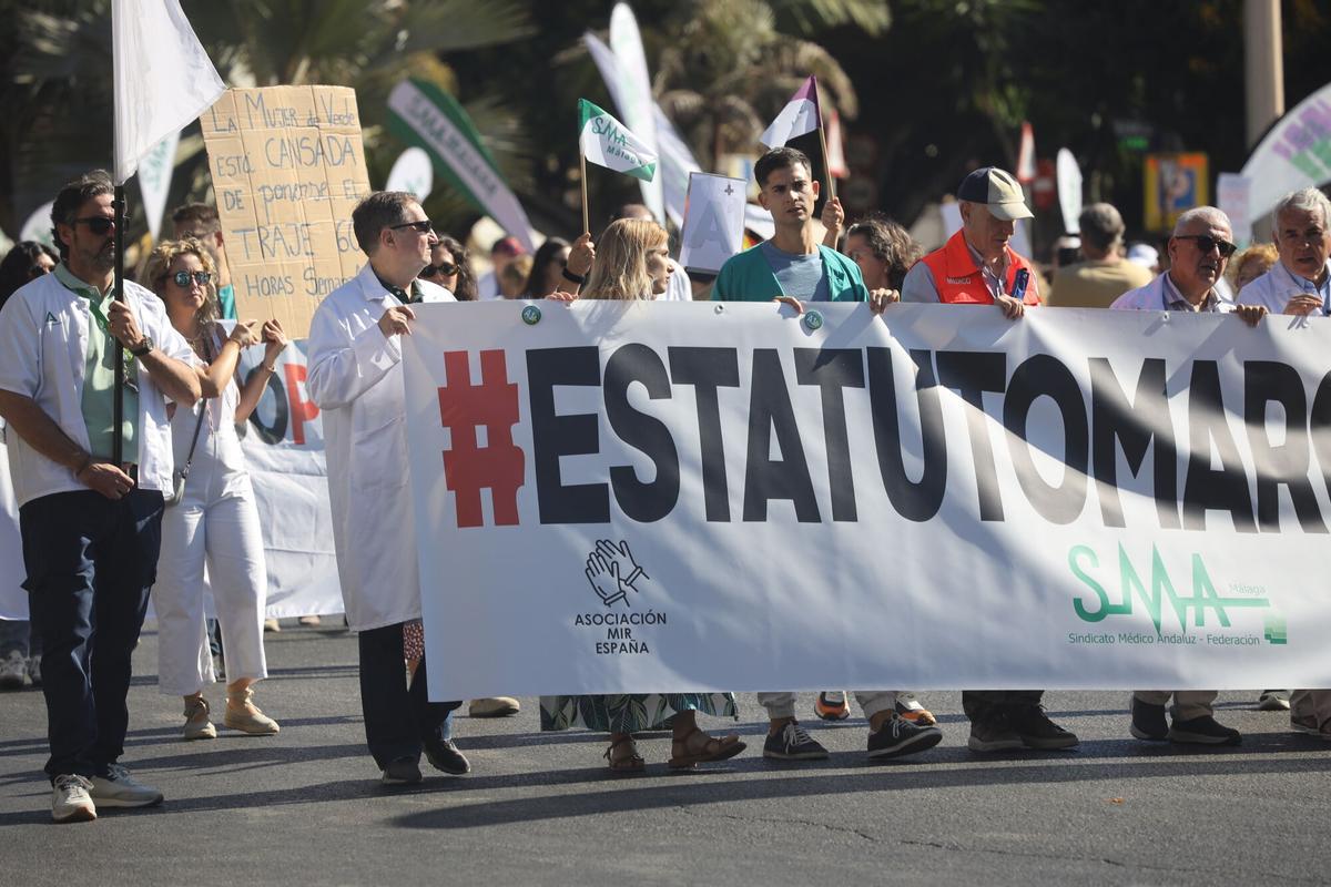 Un millar de médicos invaden en centro de Málaga en una nueva jornada de huelga