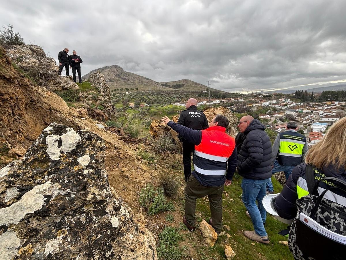 Técnicos de la Diputación de Granada visitan la zona de Pinos Puente, en la que se han producido desprendimientos por el temporal