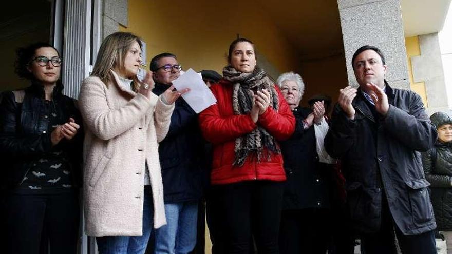 Asistentes a la concentración, entre ellos el alcalde de As Pontes (dcha.).