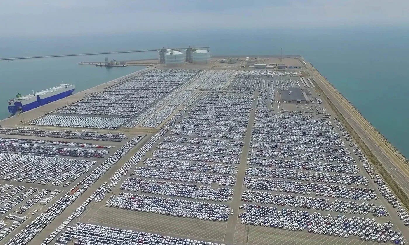 Coches en el puerto de Sagunto (Valencia)