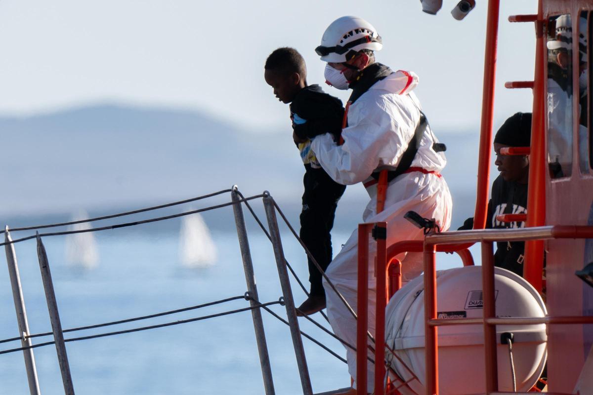 Llegan al puerto de La Restinga los 59 ocupantes de un cayuco, entre ellas menores