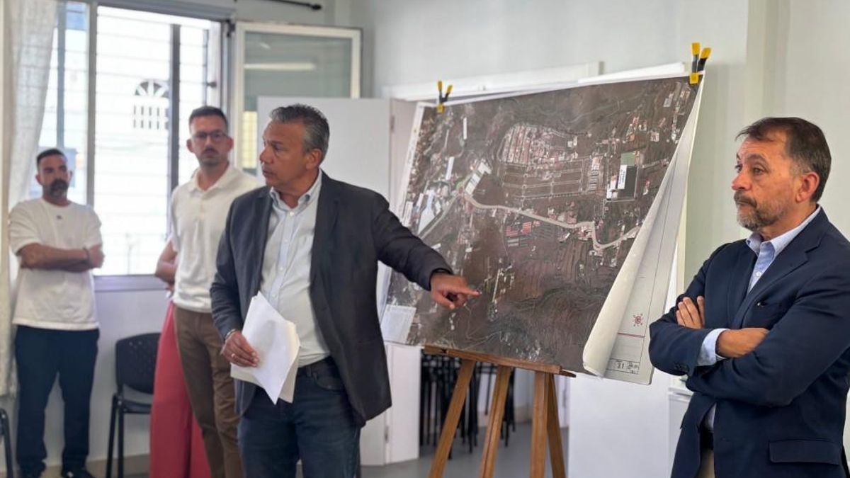 El consejero insular de Carreteras del Cabildo, Dámaso Arteaga, explica a los vecinos el proyecto de la carretera.
