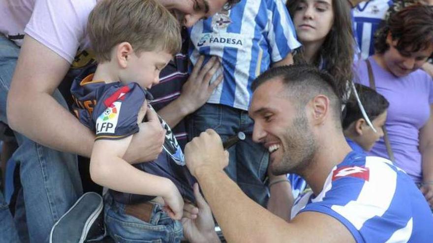 Lucas Pérez se acercó a la grada a saludar a la gente. / V.E.