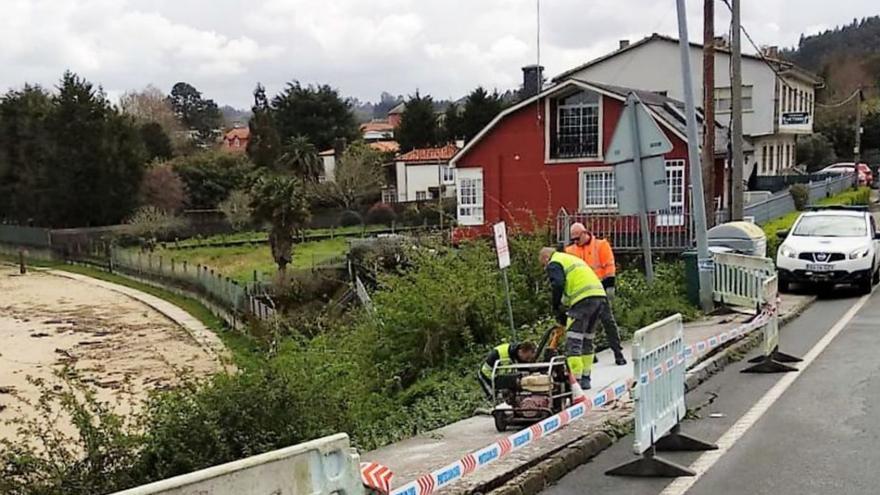 Una tubería rota agrava las fisuras en el margen de la vía de A Lagoa junto a Gandarío