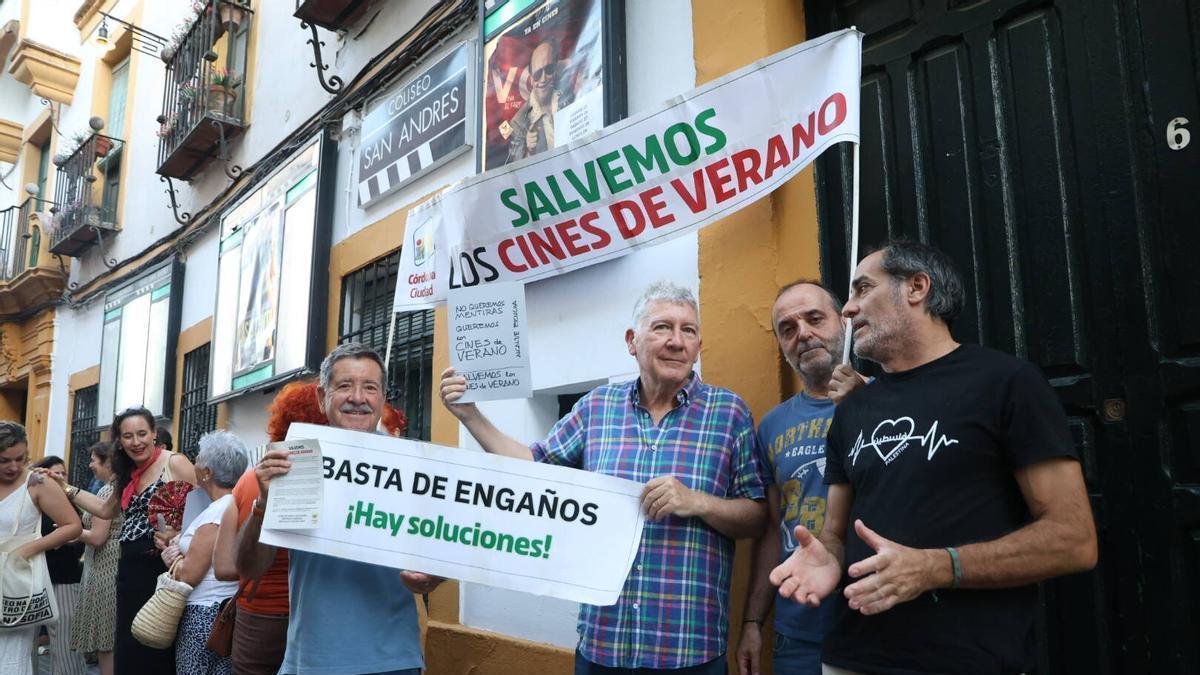 Protesta vecinal con asistencia de miembros de IU y Hacemos, a las puertas del Coliseo San Andrés.