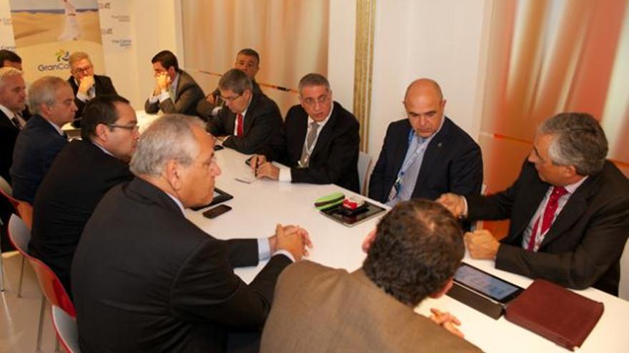 Reunión del presidente del Cabildo (al fondo) con políticos y empresarios turísticos de la Isla. | lp / dlp