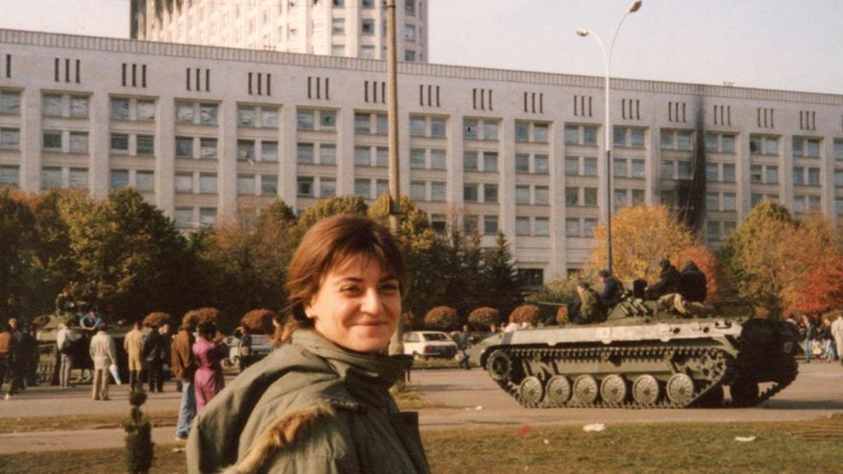 Olga Merino, frente a la Casa Blanca (Sóviet Supremo), tras el bombardeo decretado por el presidente Borís Yeltsin, en octubre de 1993.