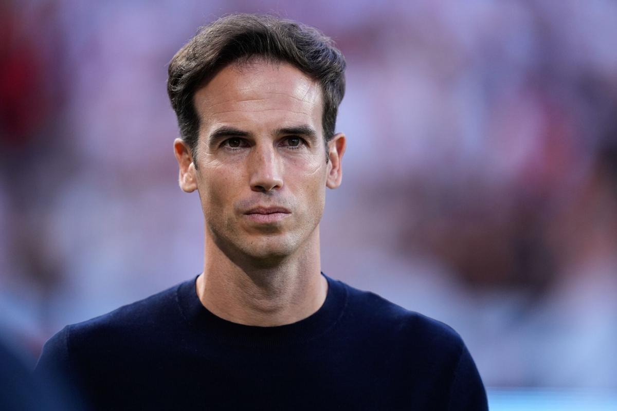 Íñigo Pérez, técnico rayista, durante el partido de Conference League en Vallecas entre Rayo Vallecano y Neman Grodno
