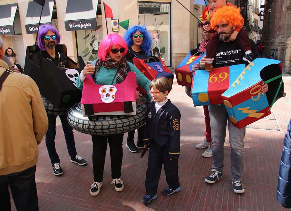 Las familias y los niños disfrazados toman las calles del centro de Málaga el primer domingo de Carnaval.