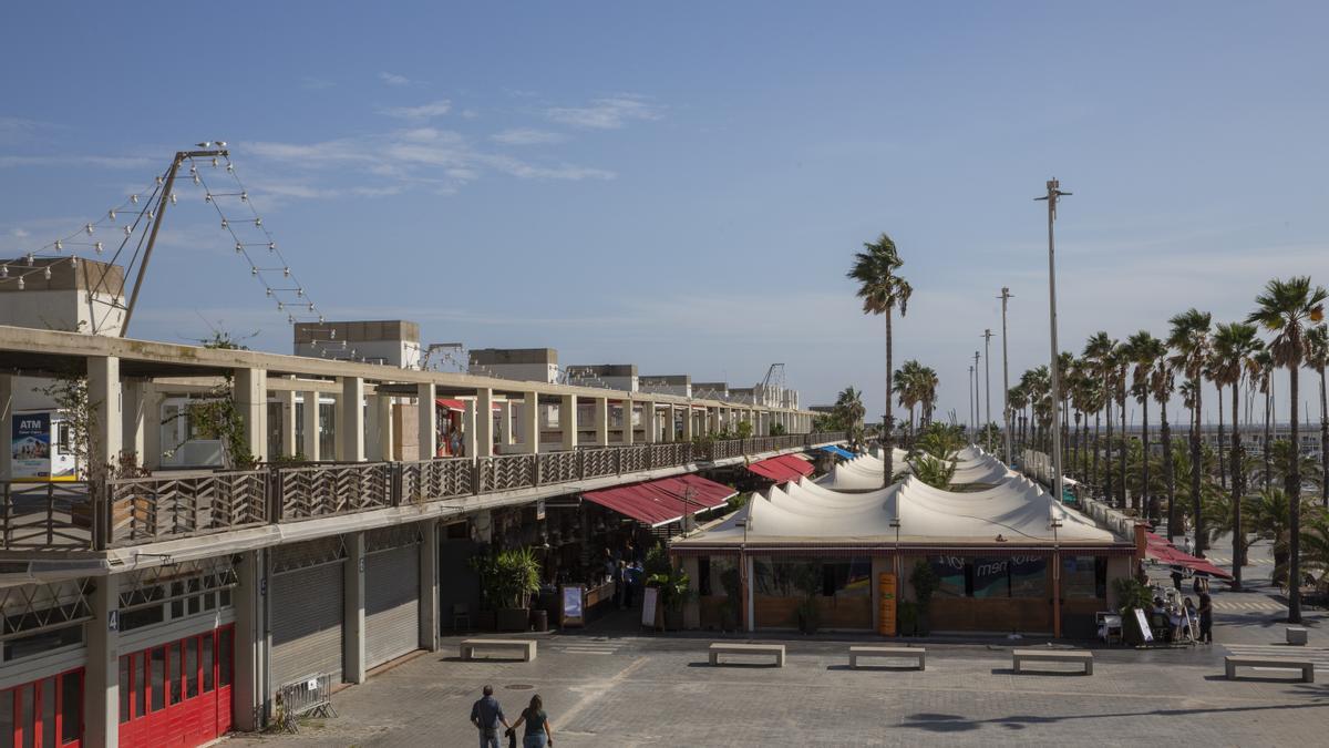 Temperaturas veraniegas: Dos personas pasean en manga corta por el Port Olímpic, el pasado día 21.