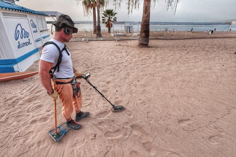 Julio César disfruta de sus vacaciones buscando metales entre la arena de Las Teresitas por segundo año consecutivo