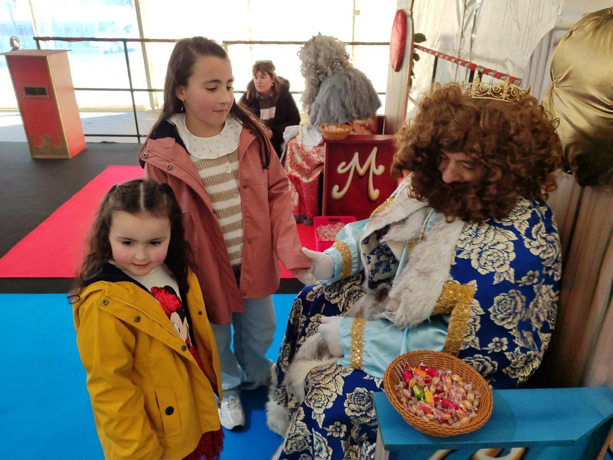 Los Reyes Magos llegan a Bueu por mar antes de la cabalgata de esta tarde