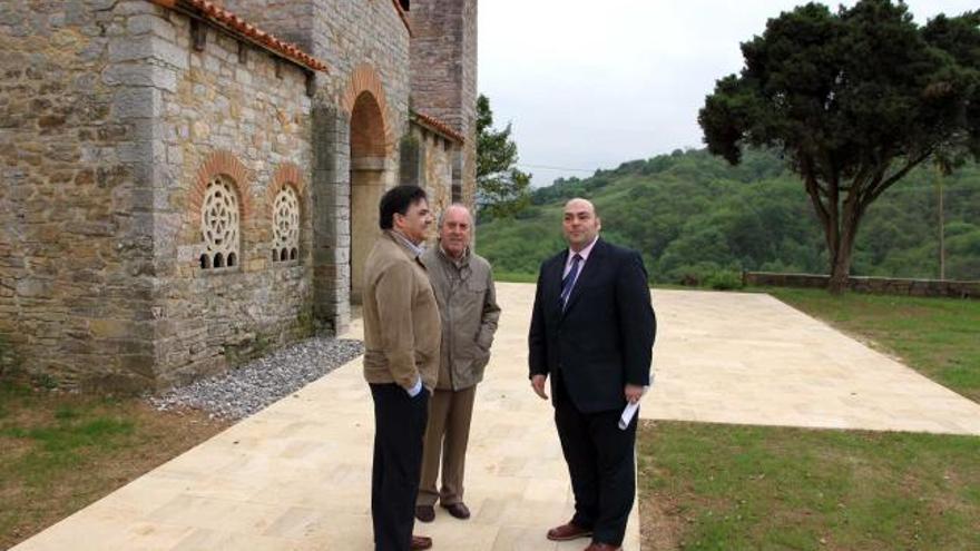 Agustín Iglesias Caunedo, a la derecha, junto a los técnicos que desarrollaron los trabajos.