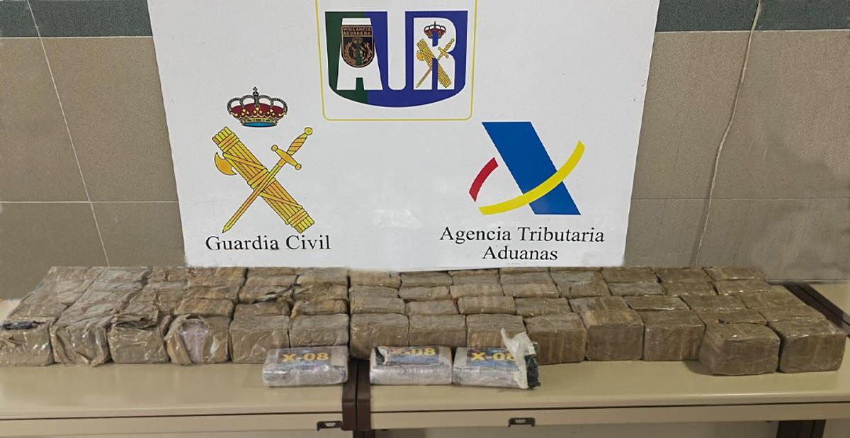 El alijo de cocaína y hachís intervenido por Guardia Civil y Aduanas.