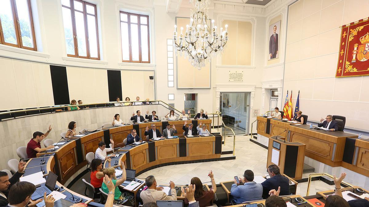 Una de las votaciones que han tenido lugar en el pleno de junio, celebrado este miércoles en la Diputación de Alicante
