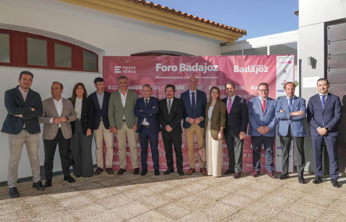 El consejero de Economía, Guillermo Santamaría, junto con el director de La Crónica de Badahoz, Antonio Cid y otros asistentes a Foro Badajoz.