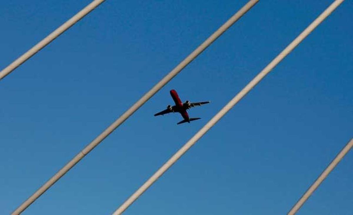 Un avió de Virgin s’enlaira a l’aeroport interior de Sydney. Desenes de milers de passatgers es van enfrontar dimecres al caos aeri més gran a Austràlia causat per un núvol de cendra d’un volcà xilè.