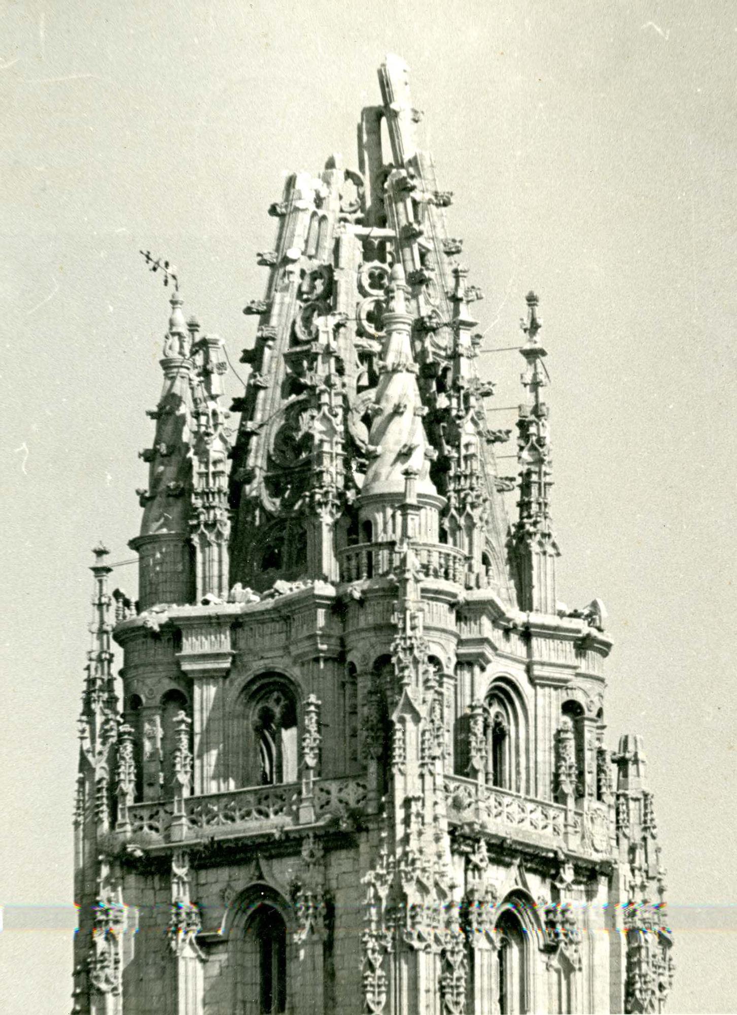 Adolfo López Armán (Oviedo). Vistas de la torre de la Catedral de Oviedo/Uviéu tras la Guerra Civil, 1938. | Donación anónima