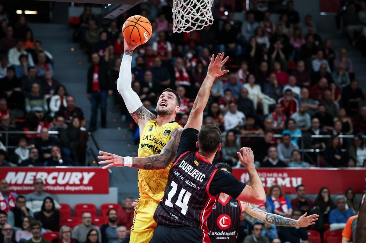 Guerra trata de anotar ante Dubljevic.