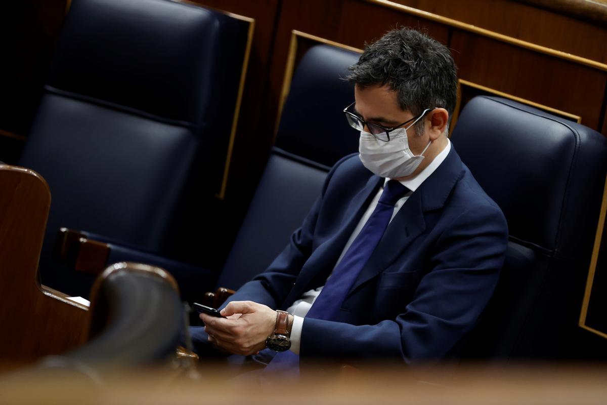 El ministro Felix Bolaños en su escaño del Congreso.