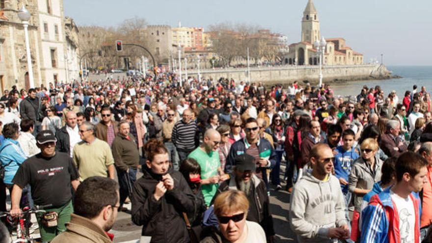 Varios miles de asturianos protestan contra los recortes en educación y sanidad