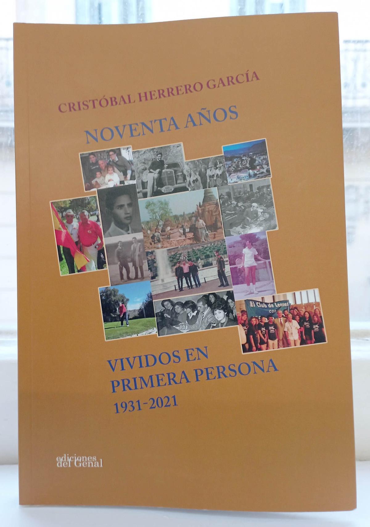 Cristóbal Herrero, en plena firma de sus memorias, el pasado jueves en la Escuela Oficial de idiomas.
