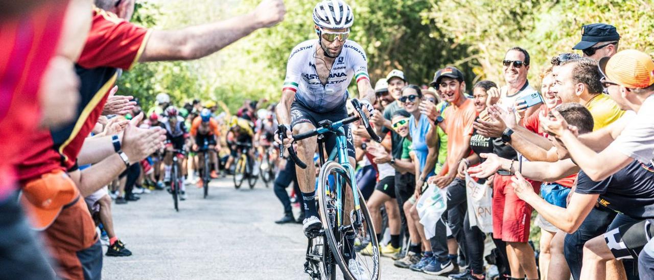 Vincenzo Nibali hace un ’caballito’ rodeado de espectadores en la cima de Les Praeres.