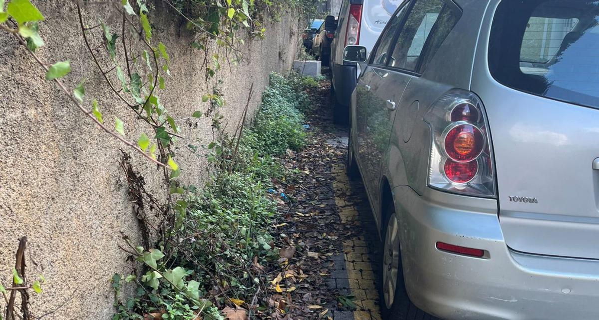 Reordenación del aparcamiento tras quejas vecinales en avenida Rueiro