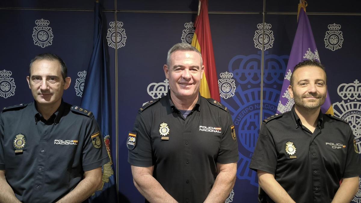 El comisario Juan Márquez, el jefe superior José Luis Santafé y el comisario Jorge Matías, nueva cúpula de la Policía Nacional de Baleares.
