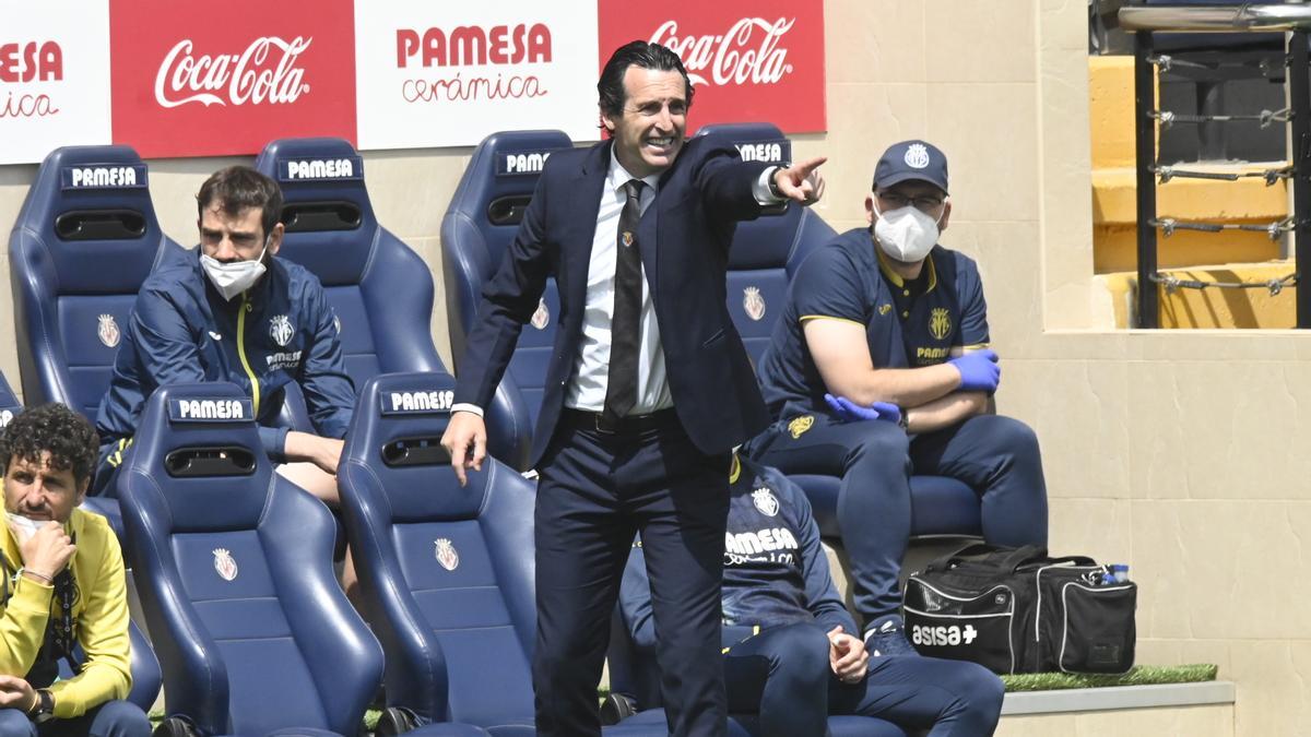 Emery da instrucciones a sus jugadores desde el banquillo en el Villarreal-Osasuna.