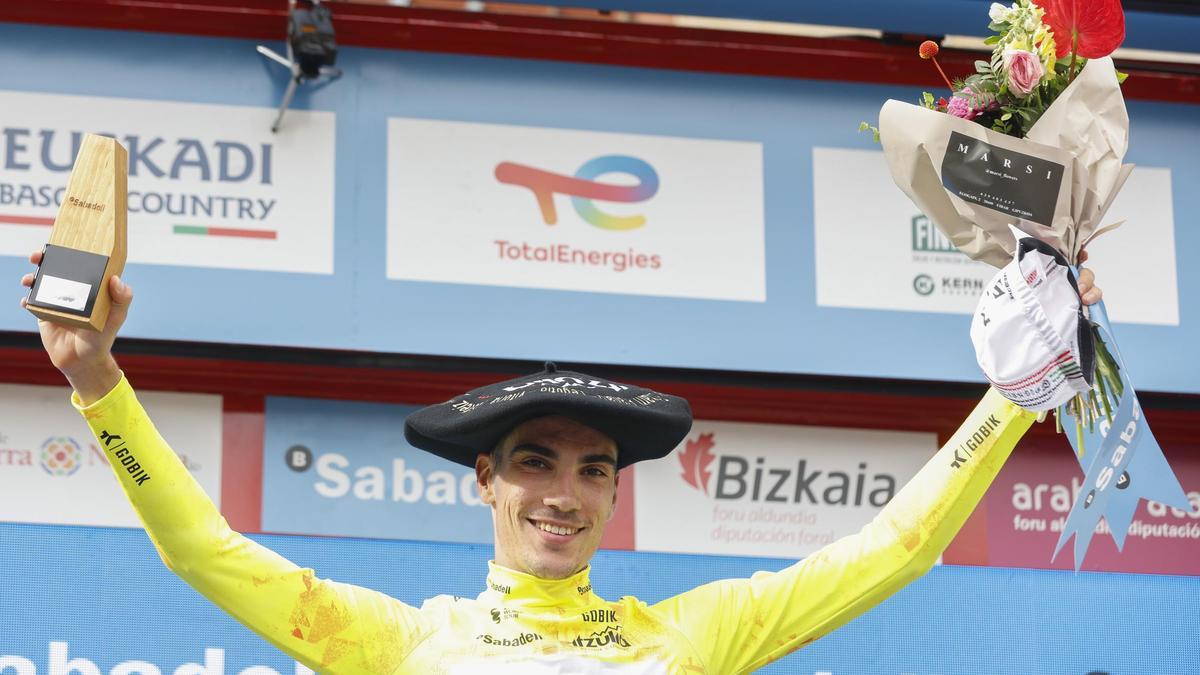 El alicantino Juan Ayuso, con la txapela y el maillot amarillo de ganador de la Vuelta al País Vasco