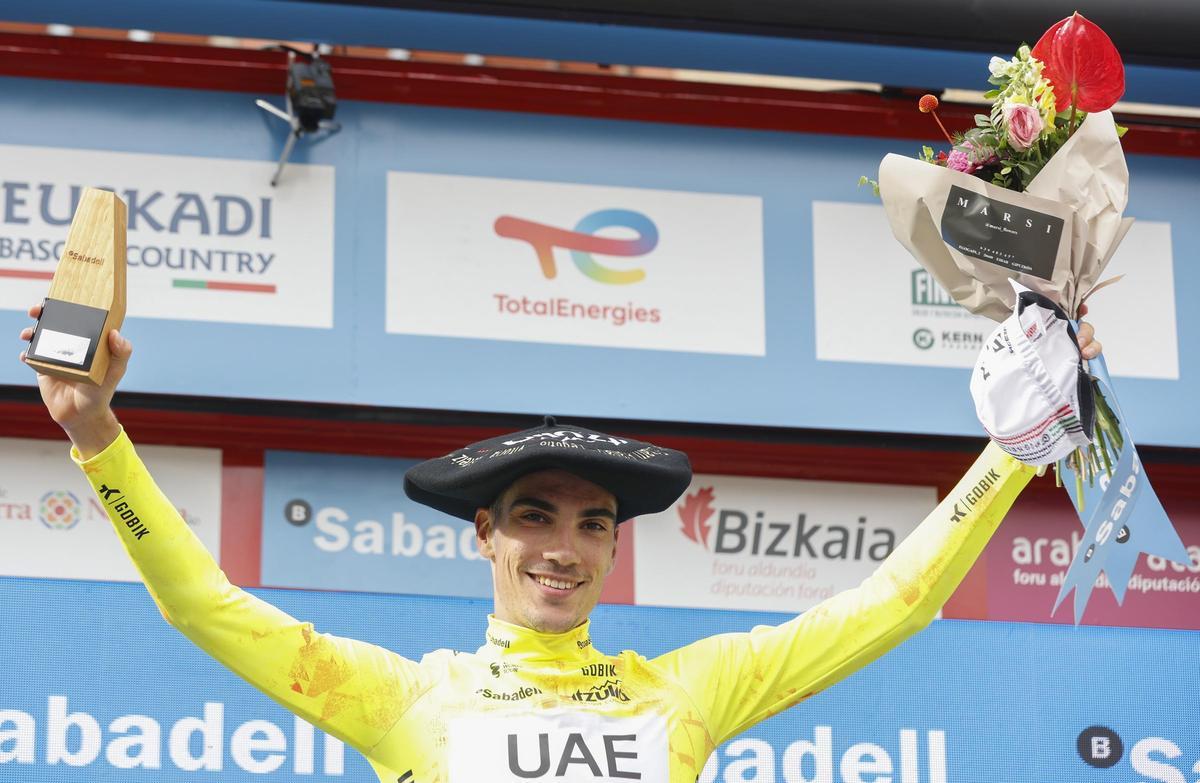 El alicantino Juan Ayuso, con la txapela y el maillot amarillo de ganador de la Vuelta al País Vasco