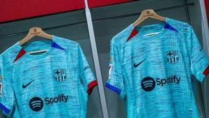 Un par de camisetas del Barça en el vestuario del Estadio del Mediterráneo de Almería.