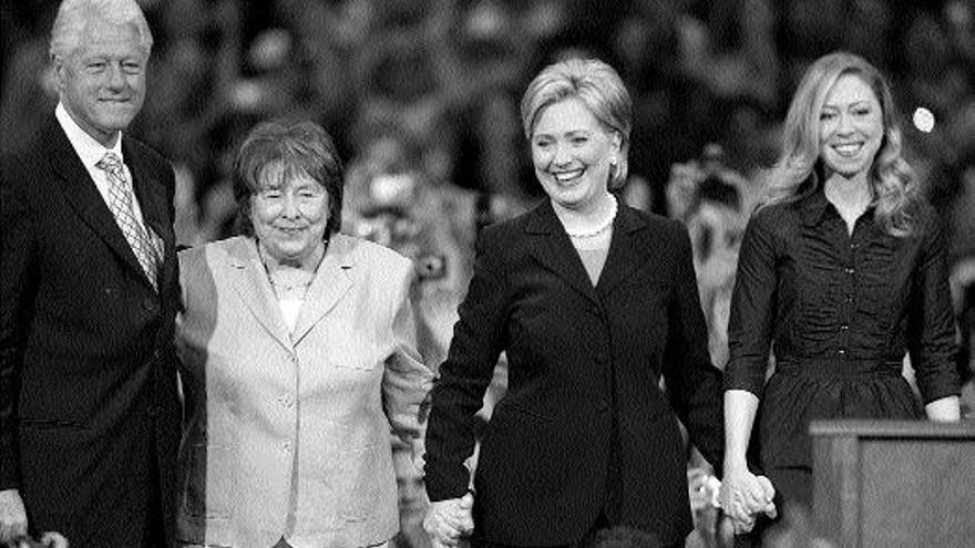 Hillary Clinton, en el centro, junto a su madre, su hija y su esposo, ayer en Nueva York. / JASON REED