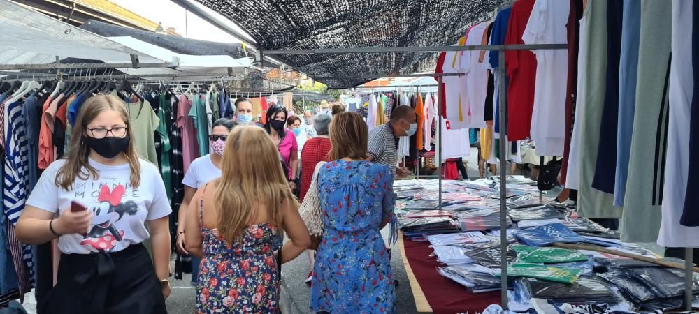 Gran afluencia de público al mercado de Vilagarcía